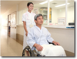 車椅子の男性と看護師